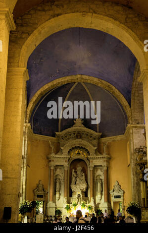 L'imposition de l'Iglesia Santo Domingo, l'église de Santo Domingo, domine la Plaza de Santo Domingo, la vieille ville, Cuidad Vieja, Cartagena, Colombie. Banque D'Images