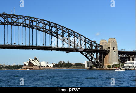 Sydney, Australie - Apr 23, 2017. Opera House et le Harbour Bridge de MCMAHON Point Wharf sur une journée ensoleillée. Banque D'Images