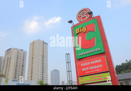 Big C Supercenter à Hanoï au Vietnam. Big C Supercenter est un détaillant d'épicerie et de marchandisage en général basée à Bangkok en Thaïlande. Banque D'Images