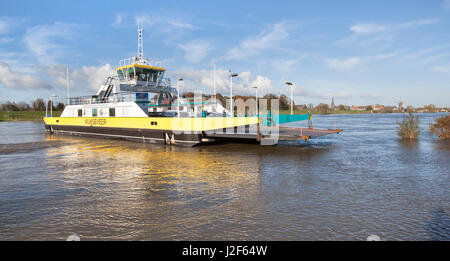 Ferry pour traverser la rivière Lek à Wijk bij Duurstede Banque D'Images