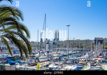 Une vue sur le Port Vell - le port et Port de Barcelone. Banque D'Images