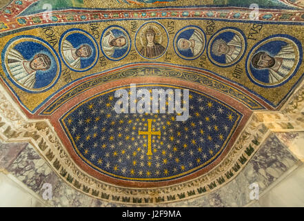 L'Italie, Ravenna, Ravenne, Duomo, Musée de l'Archevêché chapelle de Sant'Andrea Mosaïque Plafond construit au 6ème siècle sous le règne de Théodoric (grand format formats disponibles) Banque D'Images