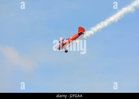 Lancaster, États-Unis - 25 mars 2017 : Vicky Benzing battant sa 1940 Boeing Stearman au cours de Los Angeles County Air Show à la William J. Fox Aviation. Banque D'Images