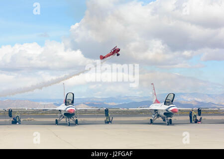 Lancaster, États-Unis - 25 mars 2017 : Vicky Benzing battant sa 1940 Boeing Stearman au cours de Los Angeles County Air Show à la William J. Fox Aviation. Banque D'Images