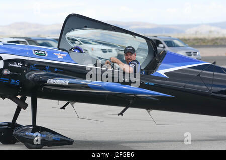 Lancaster, États-Unis - 25 mars 2017 : Rob Holland est un roulage au sol un MXS-RH au cours de Los Angeles County Air Show à la William J. Fox Aviation. Banque D'Images