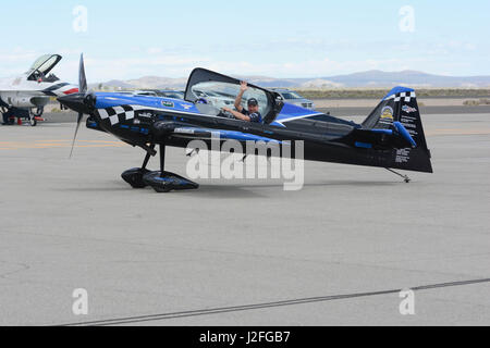 Lancaster, États-Unis - 25 mars 2017 : Rob Holland est un roulage au sol un MXS-RH au cours de Los Angeles County Air Show à la William J. Fox Aviation. Banque D'Images