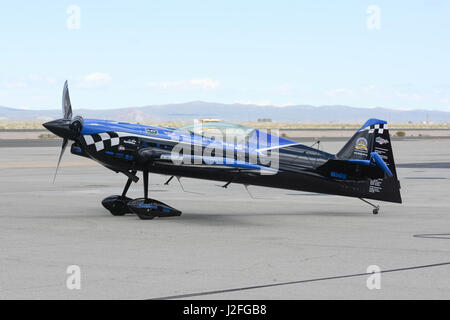 Lancaster, États-Unis - 25 mars 2017 : Rob Holland est un roulage au sol un MXS-RH au cours de Los Angeles County Air Show à la William J. Fox Aviation. Banque D'Images