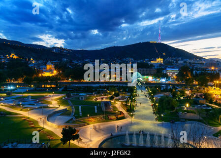 Avis de Rike Parc avec pont de la paix la nuit. Centre de la ville de Tbilissi, Géorgie Banque D'Images
