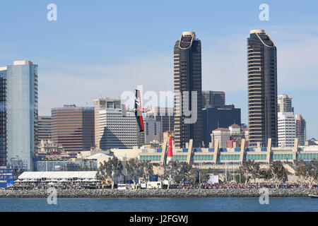 San Diego, USA - 16 Avril 2017 : Peter Podlunsek de Slovénie effectue au cours de Red Bull Air Race effectue au cours de la Red Bull Air Race World Championshi Banque D'Images