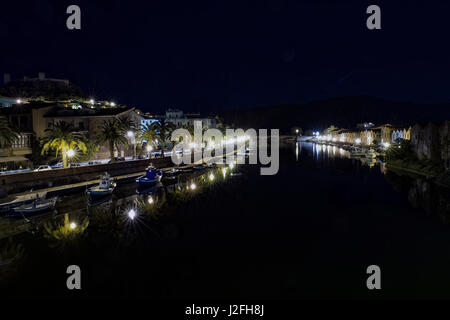 Nuit sur le passage de la rivière Temo, la ville de Bosa. La Sardaigne, côte nord-ouest. Banque D'Images