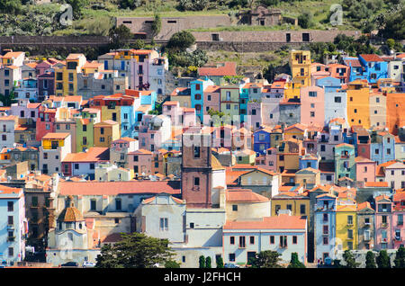 Le village de Bosa, dont les origines sont documentés par l'inscription phénicienne du neuvième siècle. Sur la côte de la C.-B. N/W de la Sardaigne dans la sous-région h Banque D'Images