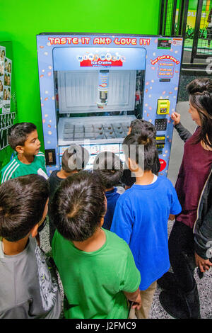 Glace automatique à partir d'un mini Melt distributeur automatique attire une foule d'affamés des garçons à Costa Mesa, CA. Banque D'Images