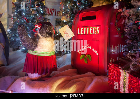 Il s'agit d'un somptueux écran de Noël sur une maison à Newport Beach, CA, dispose d'un atelier de jouets composé de pingouins costumés y compris une mailing liste de cadeaux de Noël au Père Noël. Banque D'Images