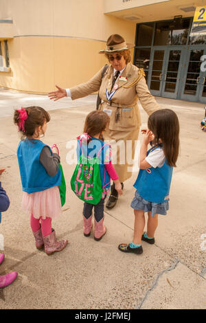 Une femme en uniforme historique fidèlement Girl Scouts fondateur "Miss Daisy" Juliette Gordon Law Daisy accueille les scouts au un cookie saison de vente atelier à Irvine, CA. Banque D'Images