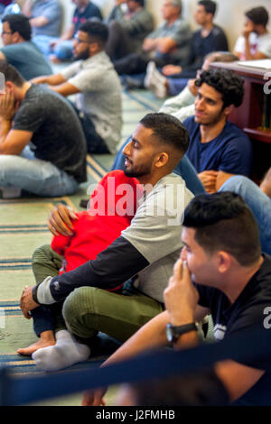 Un père musulman épouse sa fille le vendredi après-midi prières durant les services religieux à Anaheim, CA, une mosquée. Banque D'Images