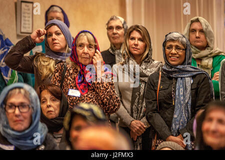 Les femmes non musulmans de la Mission locale Viejo, CA, don de la communauté le hijab, ou de la tête d'une femme musulmane traditionnelle écharpe pendant une visite d'une mosquée. Remarque musulmane paroissiens dans une tenue similaire. Banque D'Images