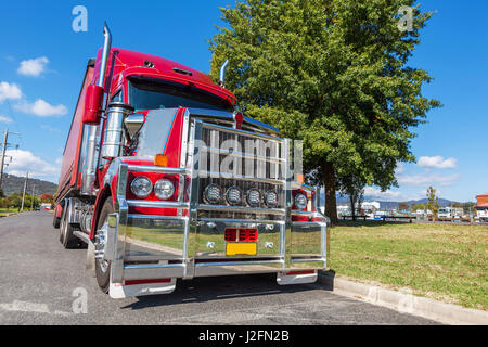 Semi truck garé sur une route secondaire dans les régions rurales de la ville, l'Australie Banque D'Images