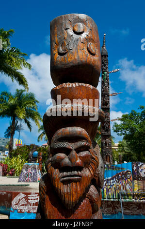 Sculpture sur bois traditionnelle à Nouméa capitale de la Nouvelle-Calédonie, de la Mélanésie, Pacifique Sud Banque D'Images