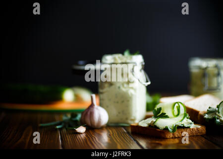 Oeuf fromage pâtes à l'ail frit et toast Banque D'Images