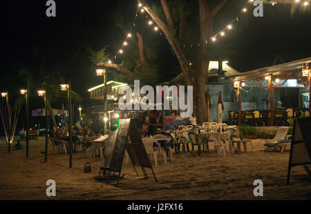 Choeng Mon Beach de nuit avec des restaurants à Ko Samui, Thaïlande Banque D'Images