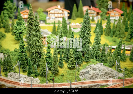 Chemin de fer modèle miniature détaillée alpine village Banque D'Images