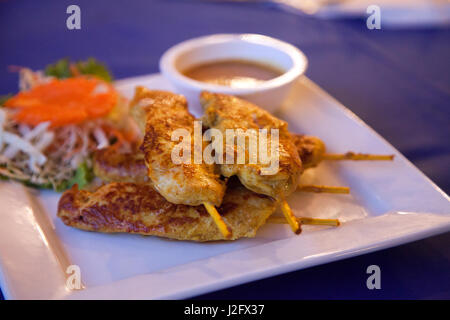 Satay de poulet assiette de nourriture au restaurant à Choeng Mon, Ko Samui, thaialnd Banque D'Images