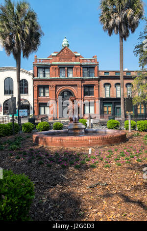 USA, Georgia, Savannah, facteur de marche, Mason's Hall, échange de coton Banque D'Images