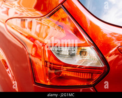 Voiture rouge sur feu arrière Banque D'Images