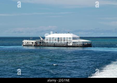 Niveau de l'activité multi-plate-forme de récif amarré en permanence à l'extérieur sur la Grande Barrière de Corail d'Agincourt pour tuba et plongée sous-marine Banque D'Images