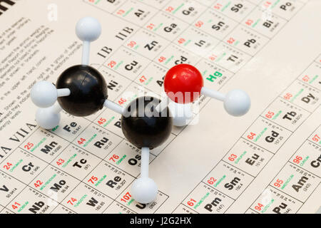 Ball-and-stick modèle de l'éthanol (alcool, C2H5OH) avec le tableau périodique des éléments sur l'arrière-plan. Banque D'Images