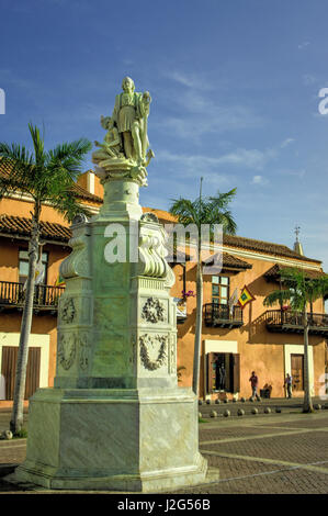 Grande statue de Christophe Colomb donne sur la Plaza de la Aduana, dans la vieille ville, Ciudad Vieja, Cartagena, Colombie. Banque D'Images