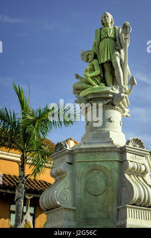 Grande statue de Christophe Colomb donne sur la Plaza de la Aduana, dans la vieille ville, Ciudad Vieja, Cartagena, Colombie. Banque D'Images