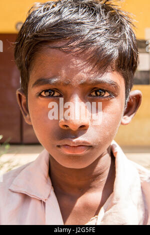 Image documentaire. Pondicherry, Tamil Nadu, Inde - le 12 mai 2014. Les élèves de l'école dans l'éducation scolaire, l'école, dans les groupes, avec des uniformes. Dans l'école du gouvernement Banque D'Images