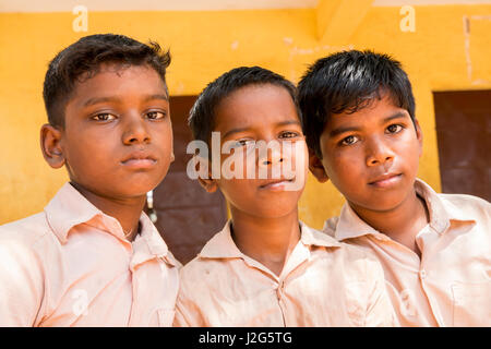 Image documentaire. Pondicherry, Tamil Nadu, Inde - le 12 mai 2014. Les élèves de l'école dans l'éducation scolaire, l'école, dans les groupes, avec des uniformes. Dans l'école du gouvernement Banque D'Images