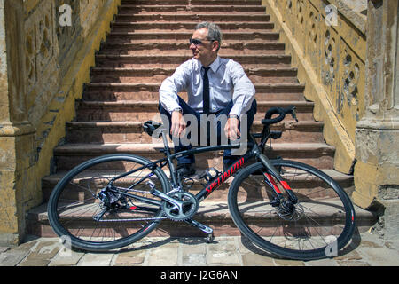 Belgrade, Serbie - Cycliste posant sur un escalier derrière son vélo Banque D'Images