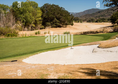 Aux Etats-Unis, le Centre de la Californie, la sécheresse en vedette 3a, de l'expédition de Santa Ynez Valley, Rancho San Marcos Golf sur Live Oak Road, green tees, fairways brun en raison d'aucun arrosage en 4 ans de sécheresse (grand format formats disponibles) Banque D'Images