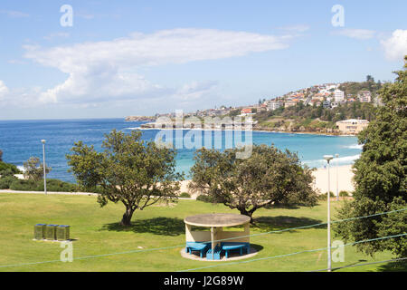 Coogee Beach avec Dunningham réserver au premier plan, Sydney, New South Wales, Australia Banque D'Images