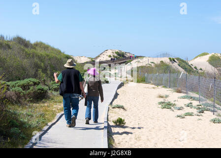 États-unis, Californie. Oso Flaco State Park, qui fait partie d'Oceano Dunes (construite par des véhicules de l'État Recreation Area) Couple sur demande. (MR) Banque D'Images