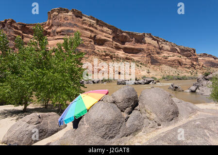 Fleuve Colorado radeau . Nuances parapluie table du déjeuner. Camping les Roches noires dans les Canyons McInnis National Conservation Area Banque D'Images