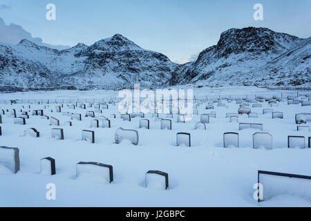 L'ancien cimetière de Flakstad ville dans les îles Lofoten en hiver Banque D'Images