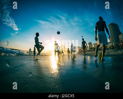 RIO DE JANEIRO - Fevrier 2, 2013 : les jeunes Brésiliens se rassembler dans un cercle sur le rivage de la plage d'Ipanema à jouer altinho, le populaire keepy uppy football. Banque D'Images