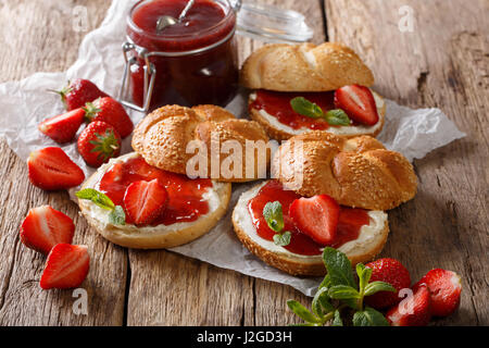 Sandwiches petit déjeuner avec de la confiture de fraise, de baies fraîches, crème de menthe et libre sur la table horizontale. Banque D'Images