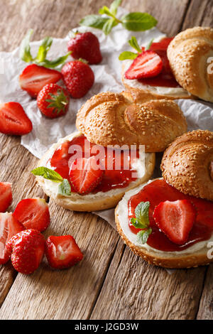 Sandwichs sucré avec de la confiture de fraise, de baies fraîches et de menthe libre sur la table horizontale. Banque D'Images