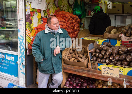 Homme vendant des fruits et des légumes sur le seigle Lane. Photos de Rye Lane, dans Peckham, dans le sud de Londres. Rye Lane est la rue principale et des commerces sont Banque D'Images