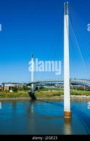 Bob Kerrey passerelle piétonnière au-dessus de la rivière Missouri, l'Iowa, du Nebraska à Omaha, Nebraska, USA Banque D'Images