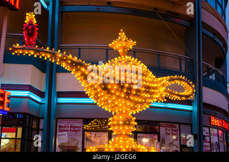 Aladdin's Lamp neon a été initialement installé à l'hôtel Aladdin en 1966, Neon Museum, Las Vegas, Nevada. Banque D'Images