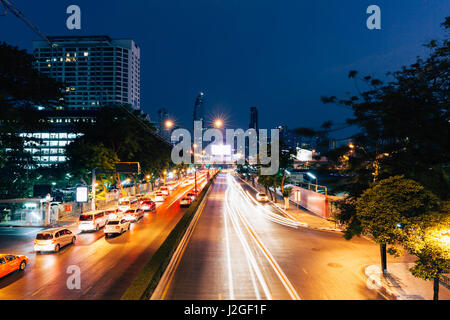 BANGKOK, THAÏLANDE - 25 avril : Les sentiers de feux de circulation sur la rue de Bangkok la nuit le 25 avril 2016 à Bangkok, Thaïlande. Banque D'Images