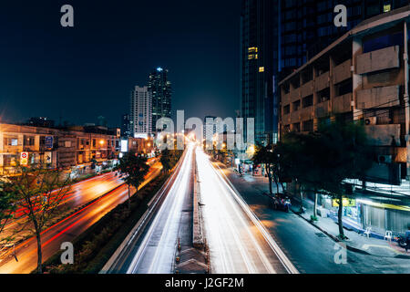 BANGKOK, THAÏLANDE - 25 avril : Les sentiers de feux de circulation sur la rue de Bangkok la nuit le 25 avril 2016 à Bangkok, Thaïlande. Banque D'Images