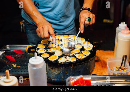 CHIANG MAI, THAÏLANDE - 21 août : Food Vendor cuire les œufs de caille au marché du dimanche (walking street) le 21 août 2016 à Chiang Mai, Thaïlande. Banque D'Images