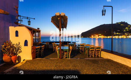 Lever du soleil paysage avec une taverne et un château dans le village d''Agia Marina sur l'île de Leros en Grèce. Banque D'Images